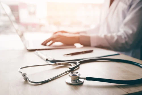 Врач-нарколог со стетоскопом